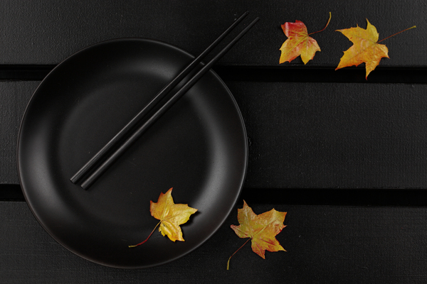 锅里的筷子和枫叶图片
