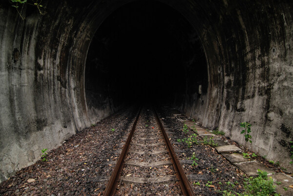 废旧的铁路隧道图片