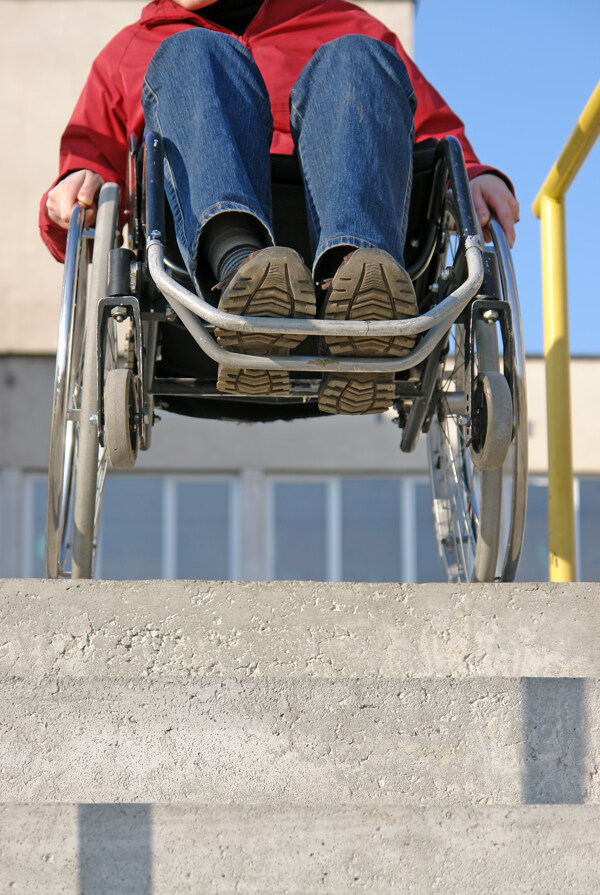 坐轮椅的残疾人图片