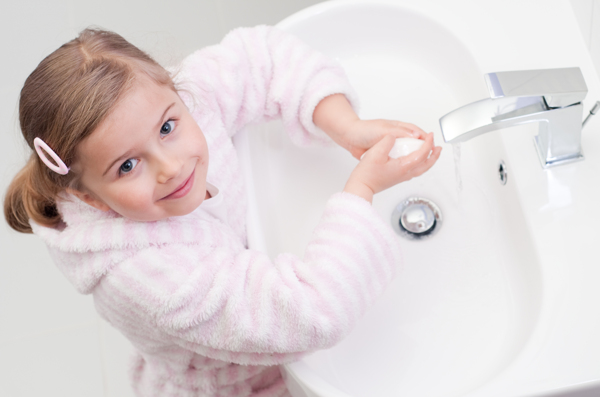 洗手的小女孩图片