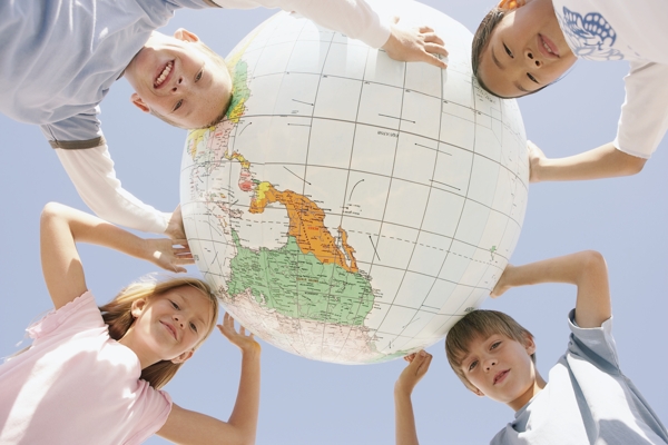 外国儿童与地球图片