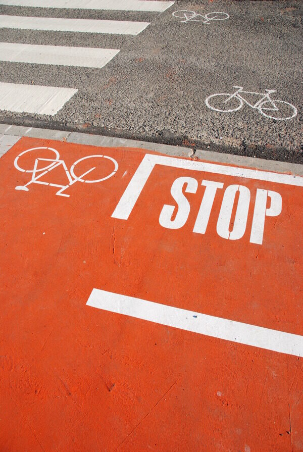 橙色自行车车道和停车标志