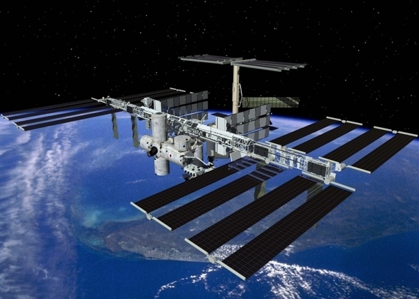 太空中的国际空间站图片