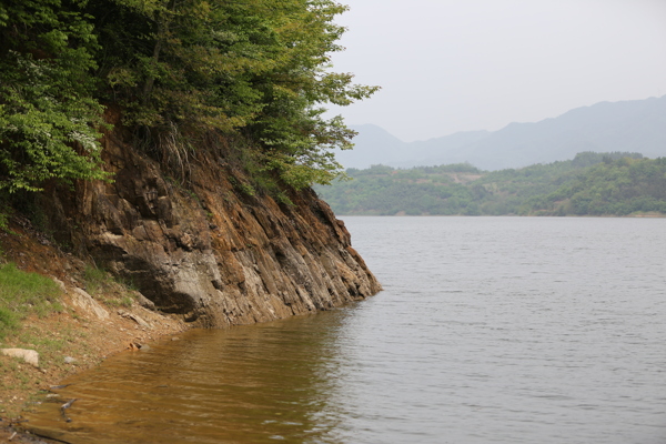 湖岸风光图片