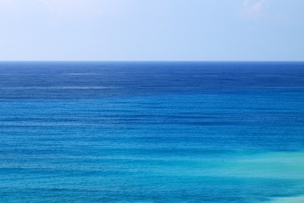平静海洋的蓝色海平面