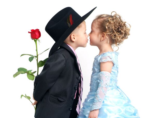 接吻的儿童情侣图片