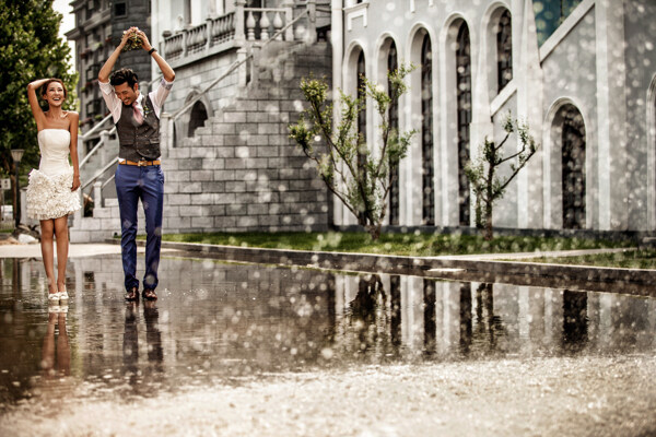 雨天漫步的恋人图片