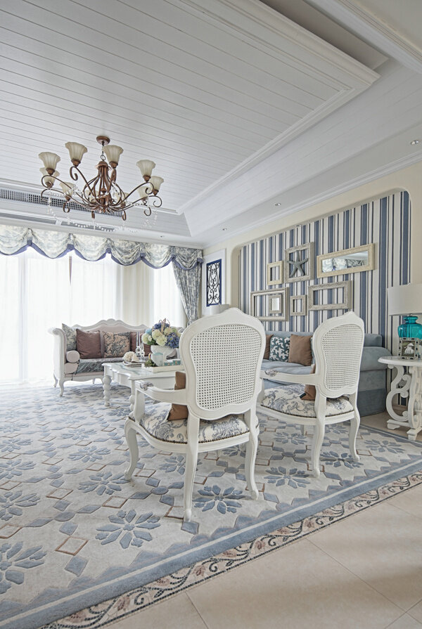 大户型蓝白条纹背景墙客厅室内装修效果图
