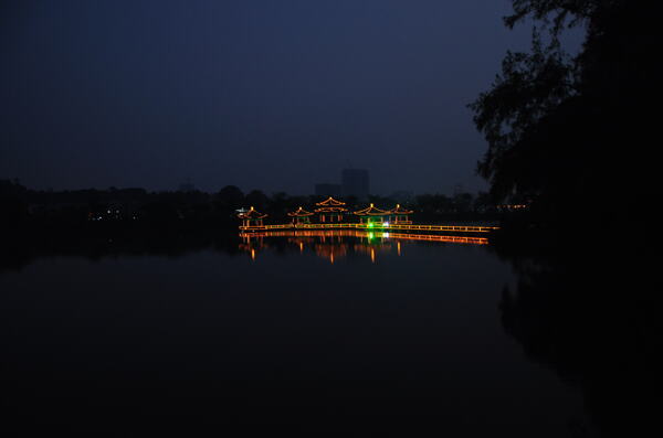 星湖夜景图片