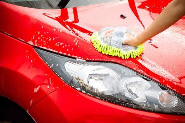 洗红色跑车的女人图片