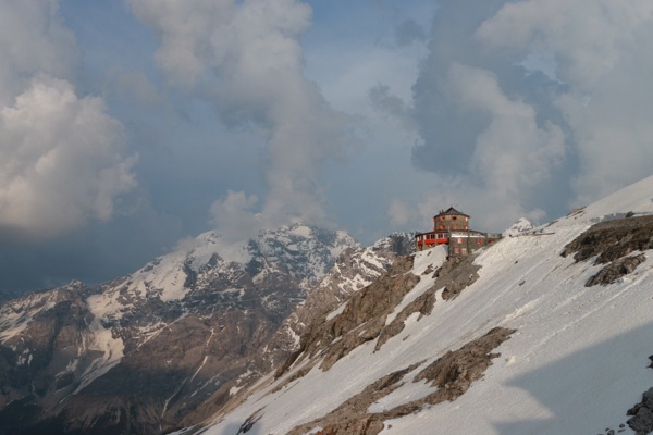 雪山上的建筑风景图片