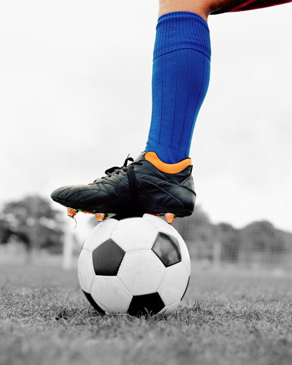 踩足球上的球员小腿特写图片