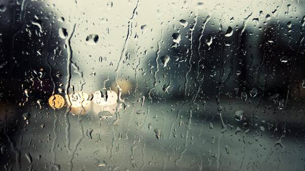 玻璃窗外的雨中城市