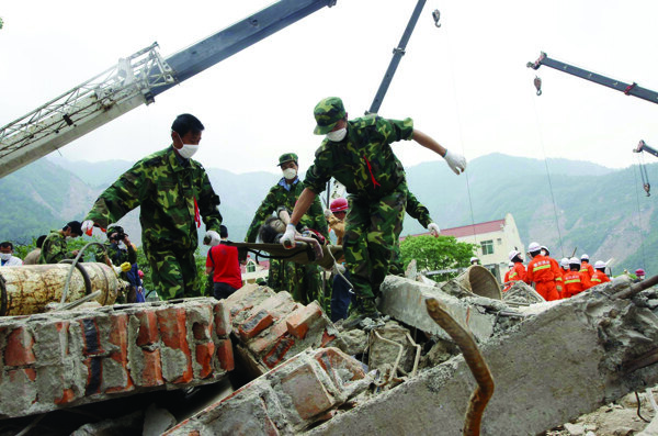 抗震救灾的部队图片
