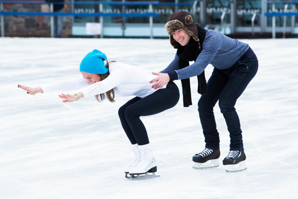 学习滑冰的情侣图片