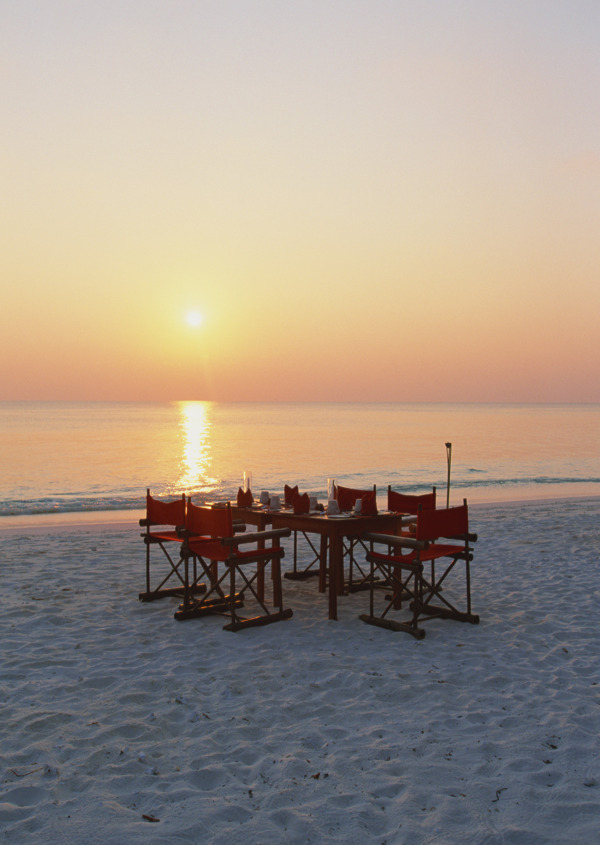 海边沙滩海滩悠闲度假桌椅