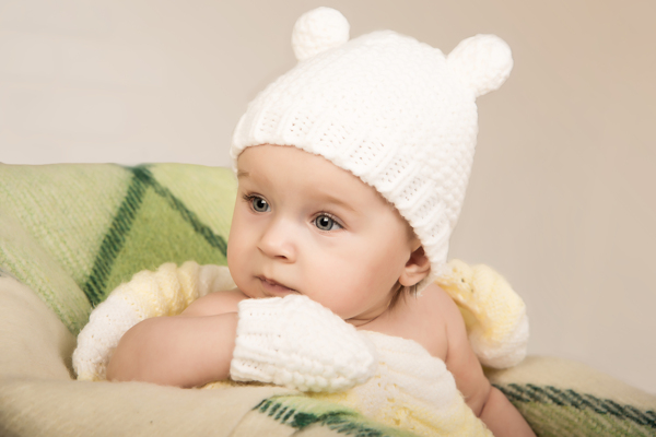 白色帽子的婴儿图片
