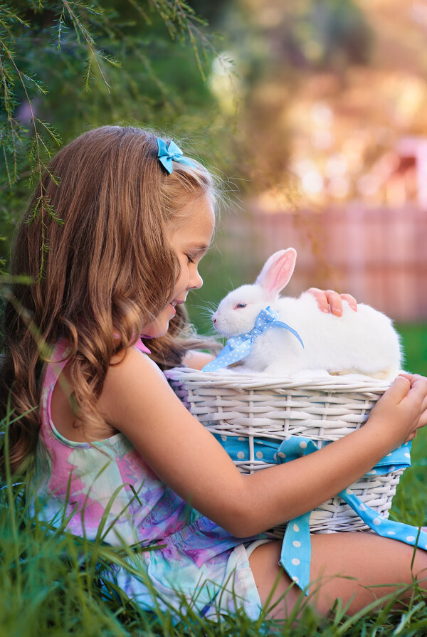 抱着兔子的女孩图片