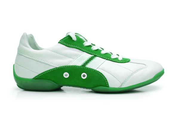 绿色和白色运动鞋图片