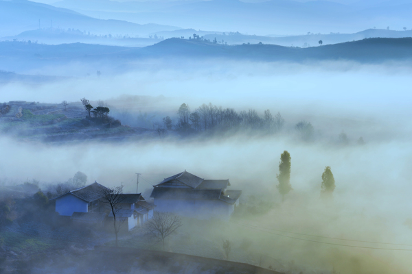 雾中的美丽村庄图片