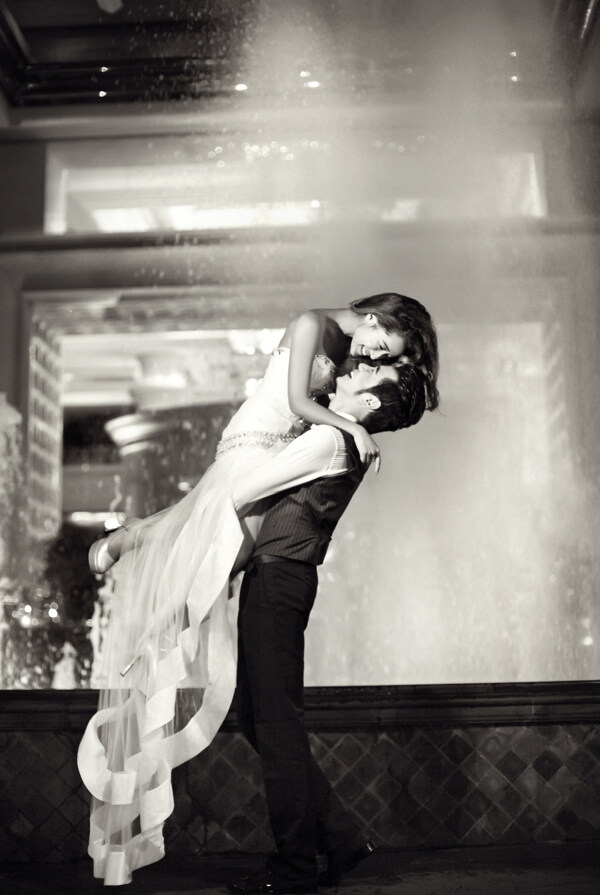 拥抱的恋人黑白婚纱摄影图片