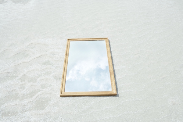 沙滩上的镜子图片