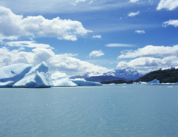 蓝天下的湖面冰川美景图片