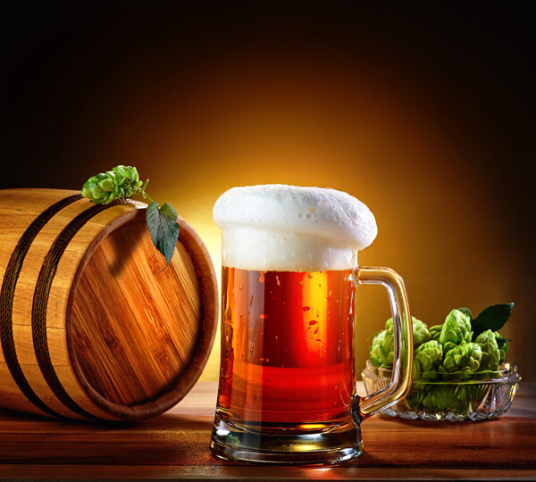 啤酒与啤酒花摄影图片