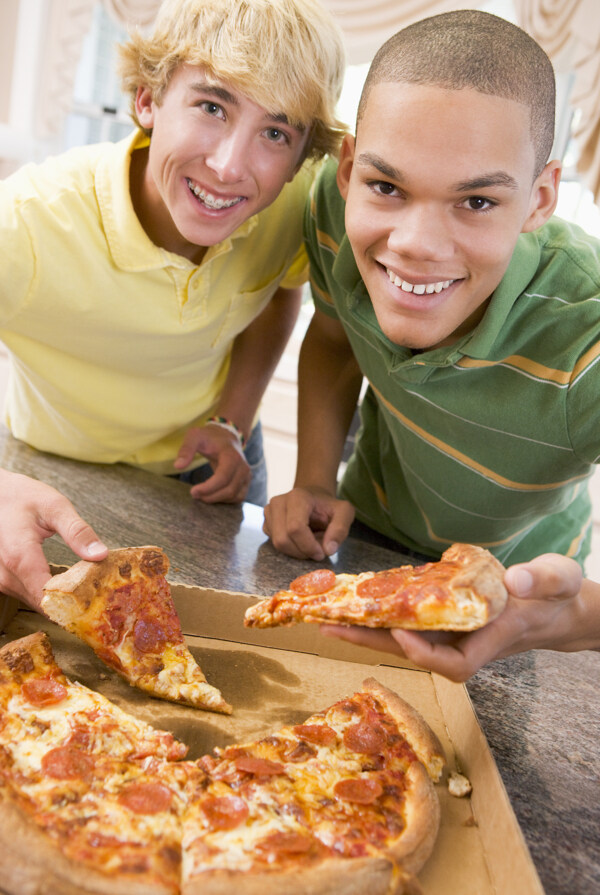 吃披萨的男孩图片