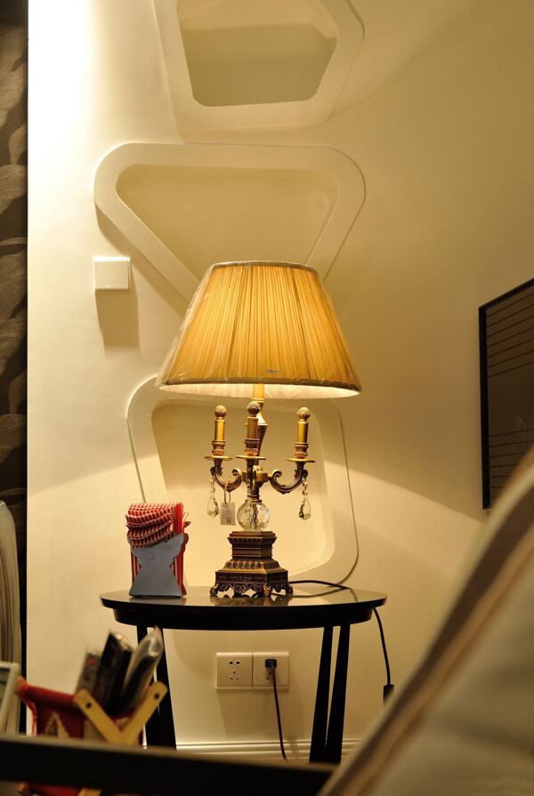 现代简约卧室台灯黄色灯光装修效果图