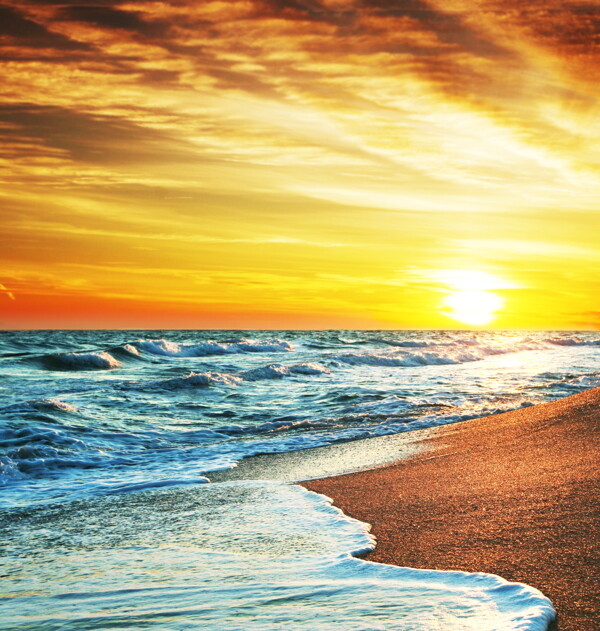 沙滩上的海浪和落日