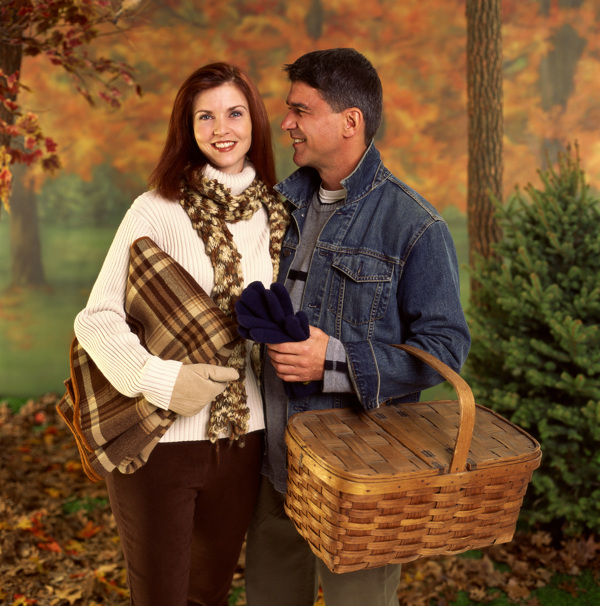 秋天树林里的夫妻图片