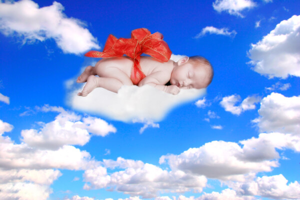 云端上睡觉的宝宝图片