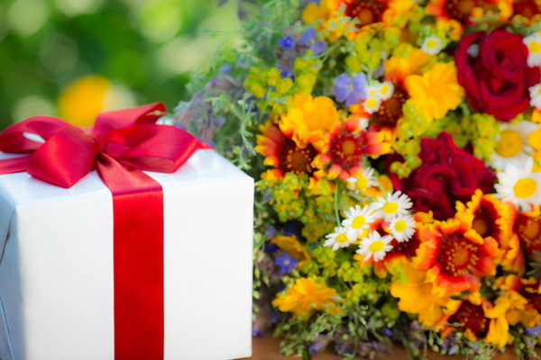 礼物盒与花束图片