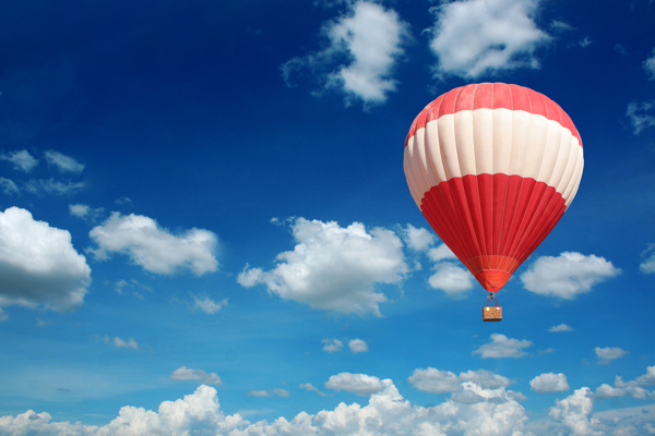 蓝天上飞翔的热气球图片