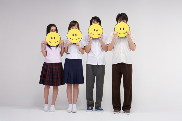 四个带着可爱笑脸学生图片