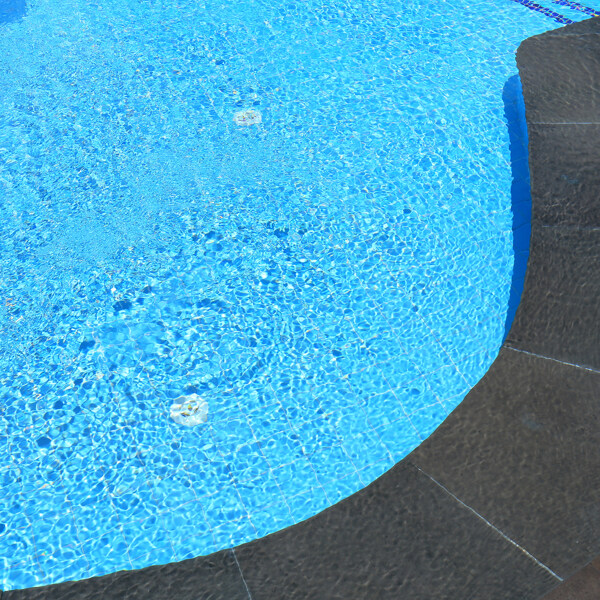 游泳池里的蓝色水图片