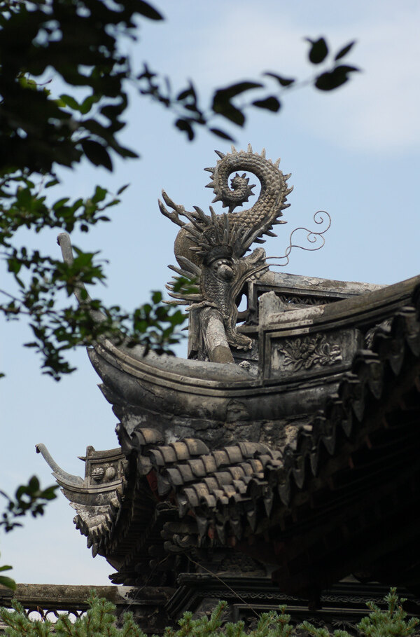 中国传统建筑的雕龙屋脊