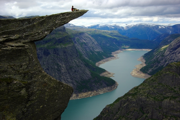 挪威峡谷之眺望图片