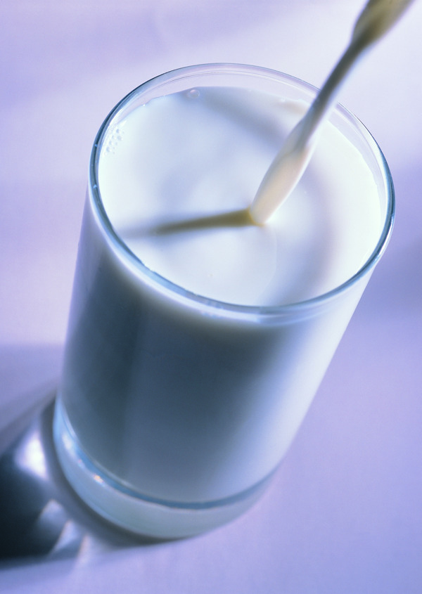 一杯洁白营养牛奶图片