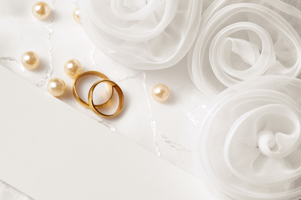 戒指珍珠鲜花背景图片