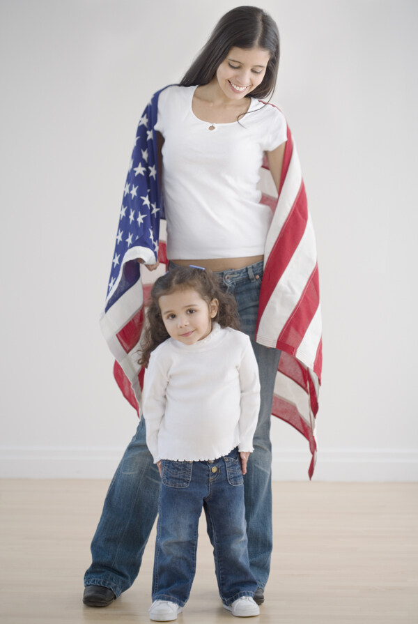 身披国旗的妈妈与小女孩图片