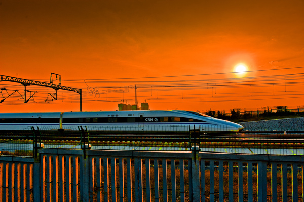 夕阳下的高铁图片