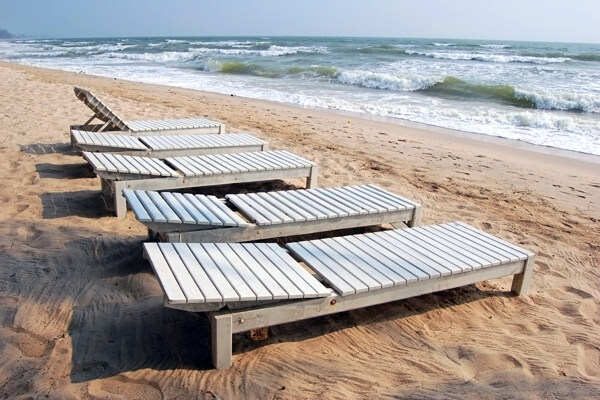 沙滩上的休闲椅图片