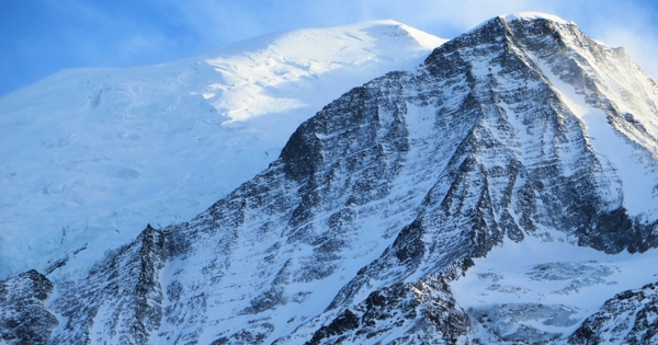 雄伟雪山