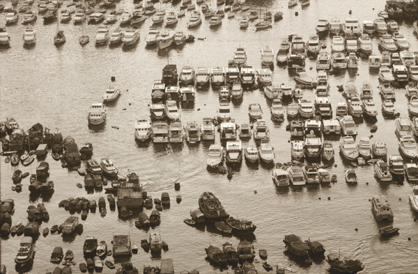 香港海面上的船只图片