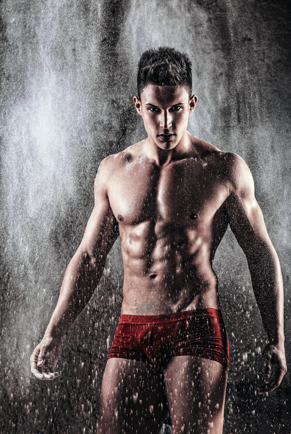 雨中的肌肉帅哥图片