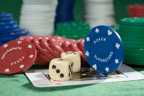 赌桌上的筹码扑克图片