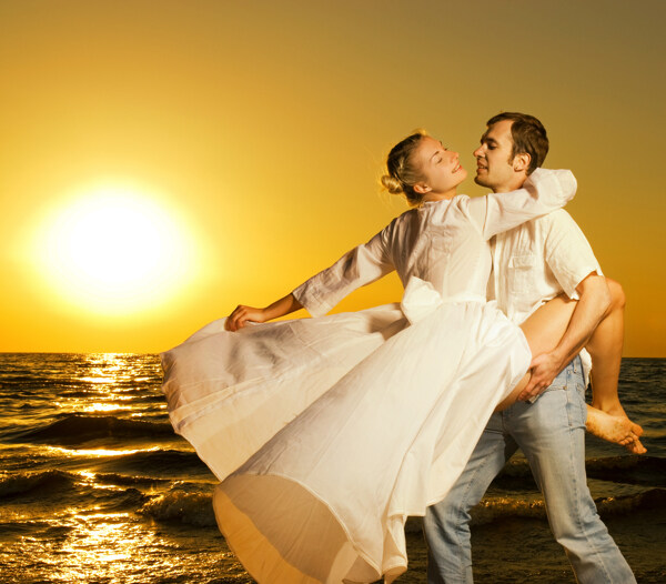海边跳舞的夫妻图片