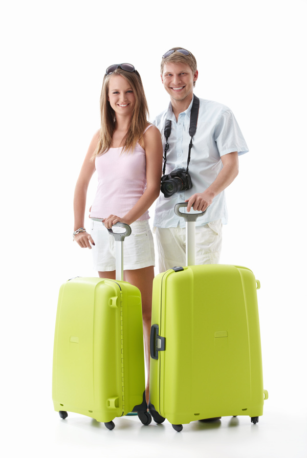 幸福的外国夫妻拿着旅行箱图片